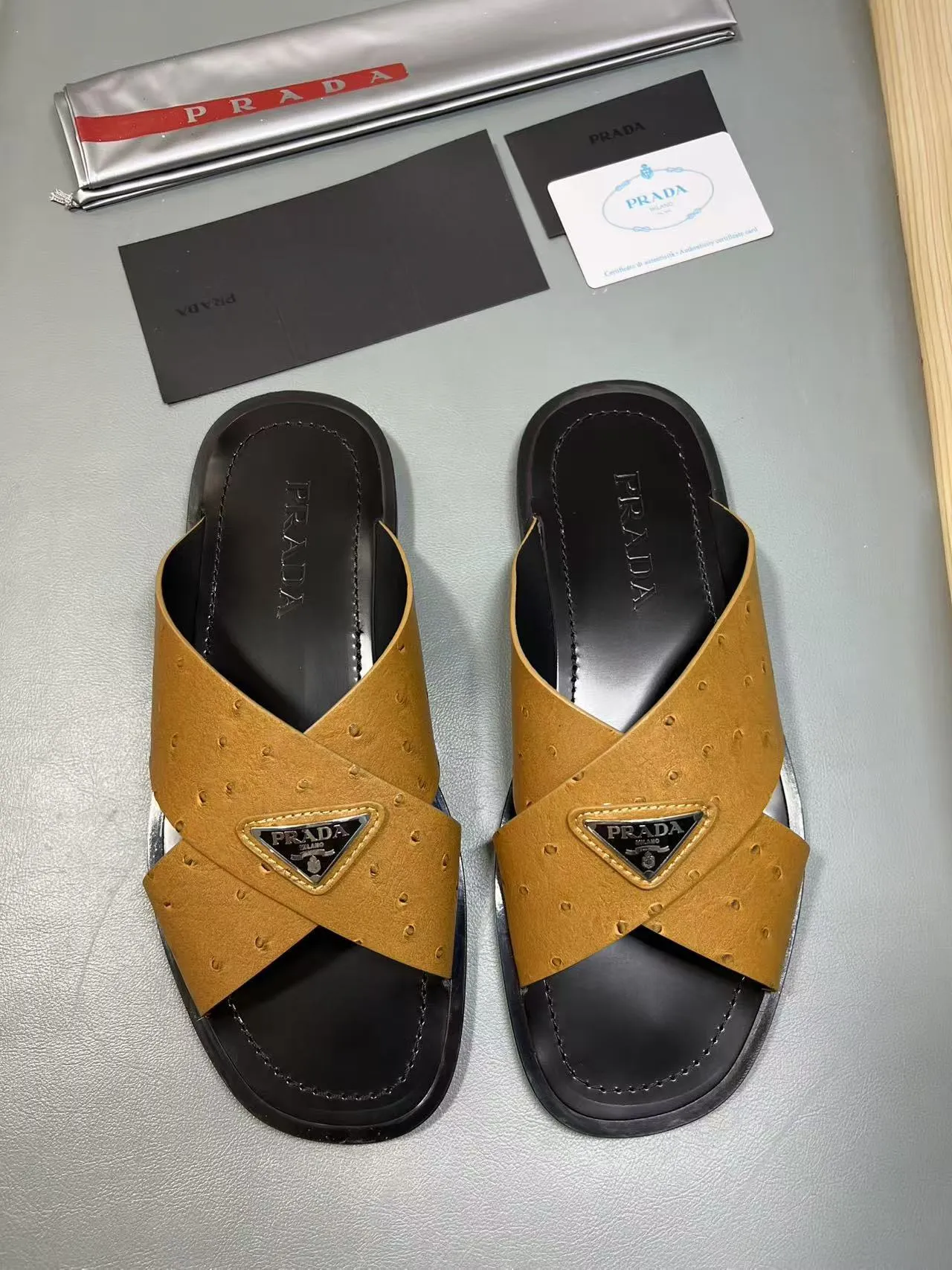 340💰PRADA Prada’s latest slippers are synchronized with the official website. This slipper is made of the brand’s unique and iconic Saffiano leather. The brand logo jumps out from the double straps, and the brand style is clearly visible. Cowhide gives men elegant charm and functional design, making it an ideal choice for vacation and leisure. Size:38-45